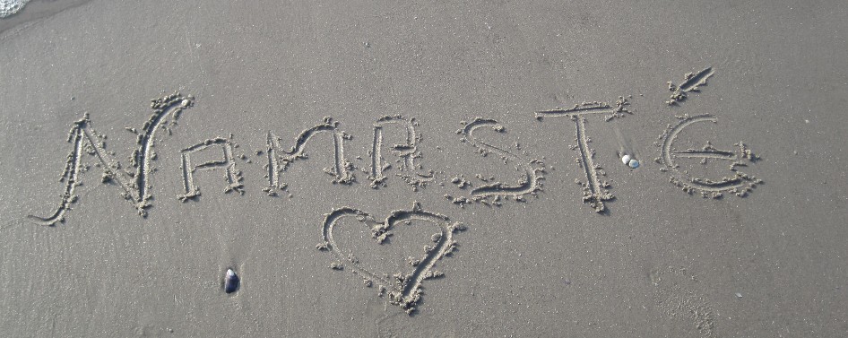 Namasté in Sand geschrieben